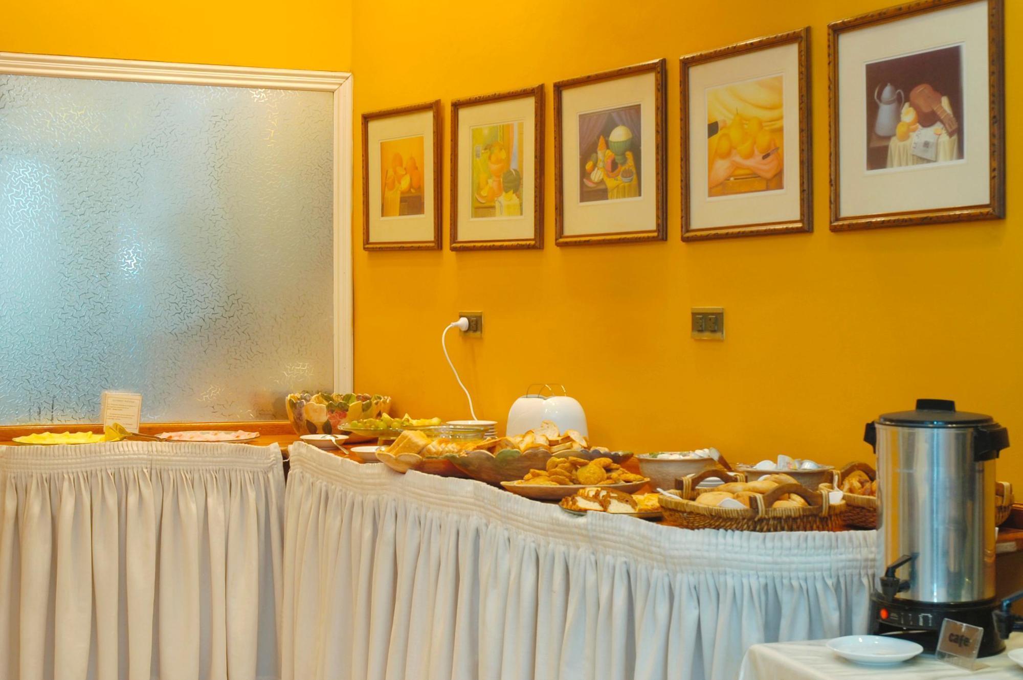 Hotel Provincial Mendoza Buitenkant foto